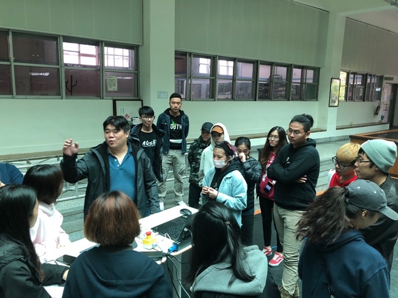 劇場藝術學系國際明師工作坊-演出自動控制鍊條馬達