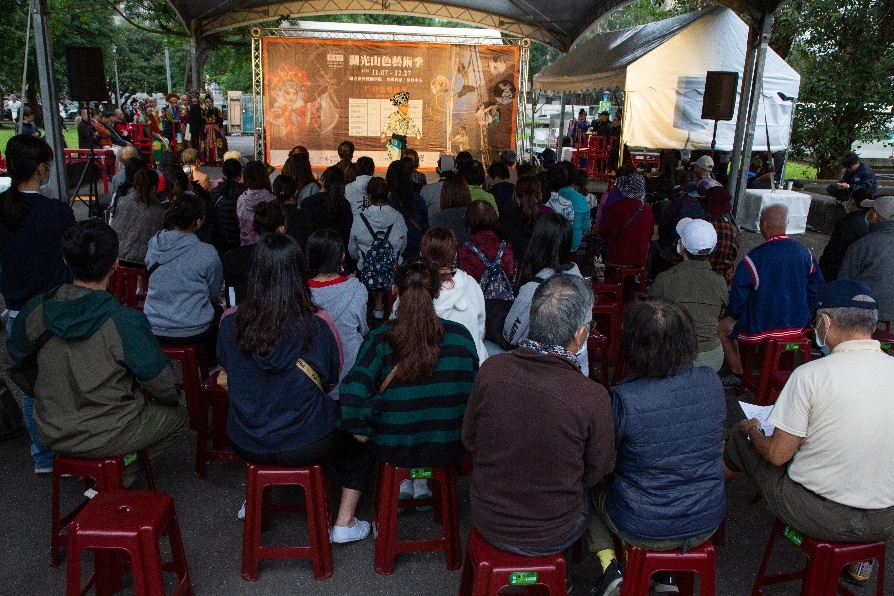 京劇系戶外演出，與附近民居親近同樂。